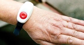 Téléassistance bracelet ou pendentif : comment le porter ?